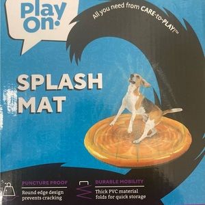 Play on collapsible pool for dogs and splash mat.